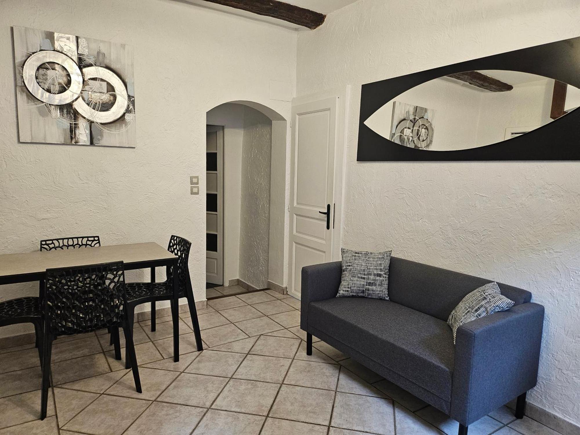 F2 Entièrement Refait à Neuf En 2021 + Parking. Appartement Grasse