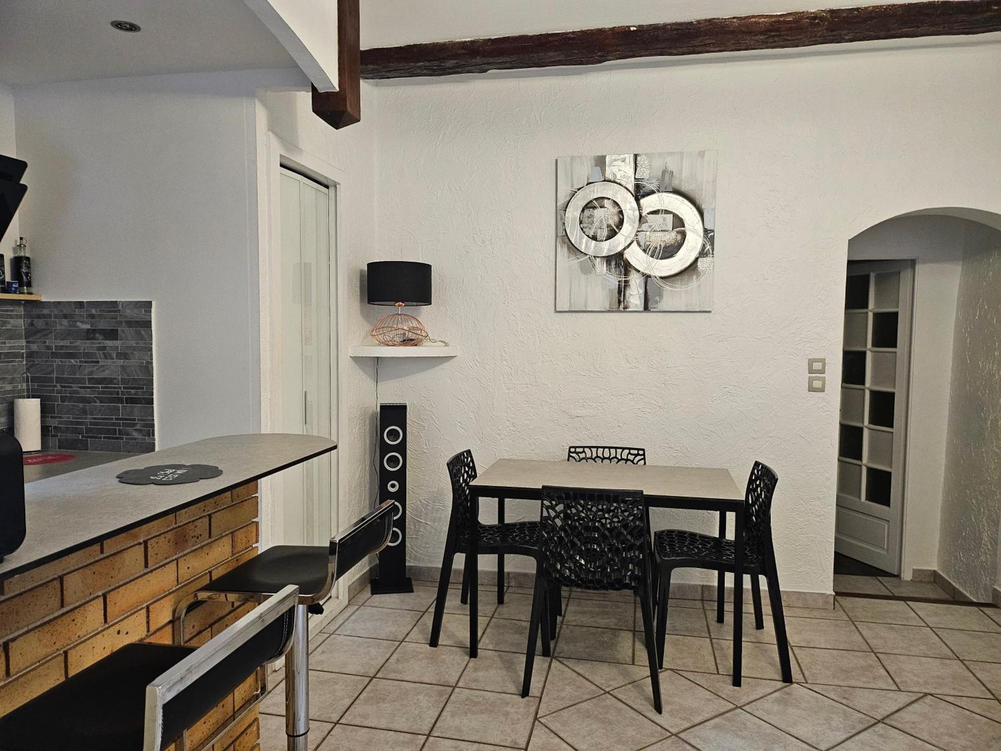 Appartement F2 Entièrement Refait à Neuf En 2021 + Parking. Grasse