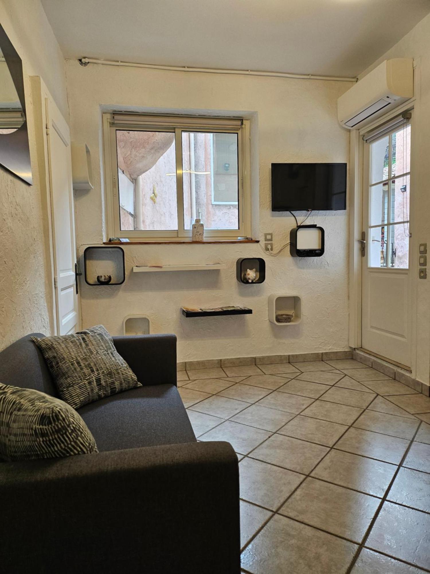 F2 Entièrement Refait à Neuf En 2021 + Parking. Grasse